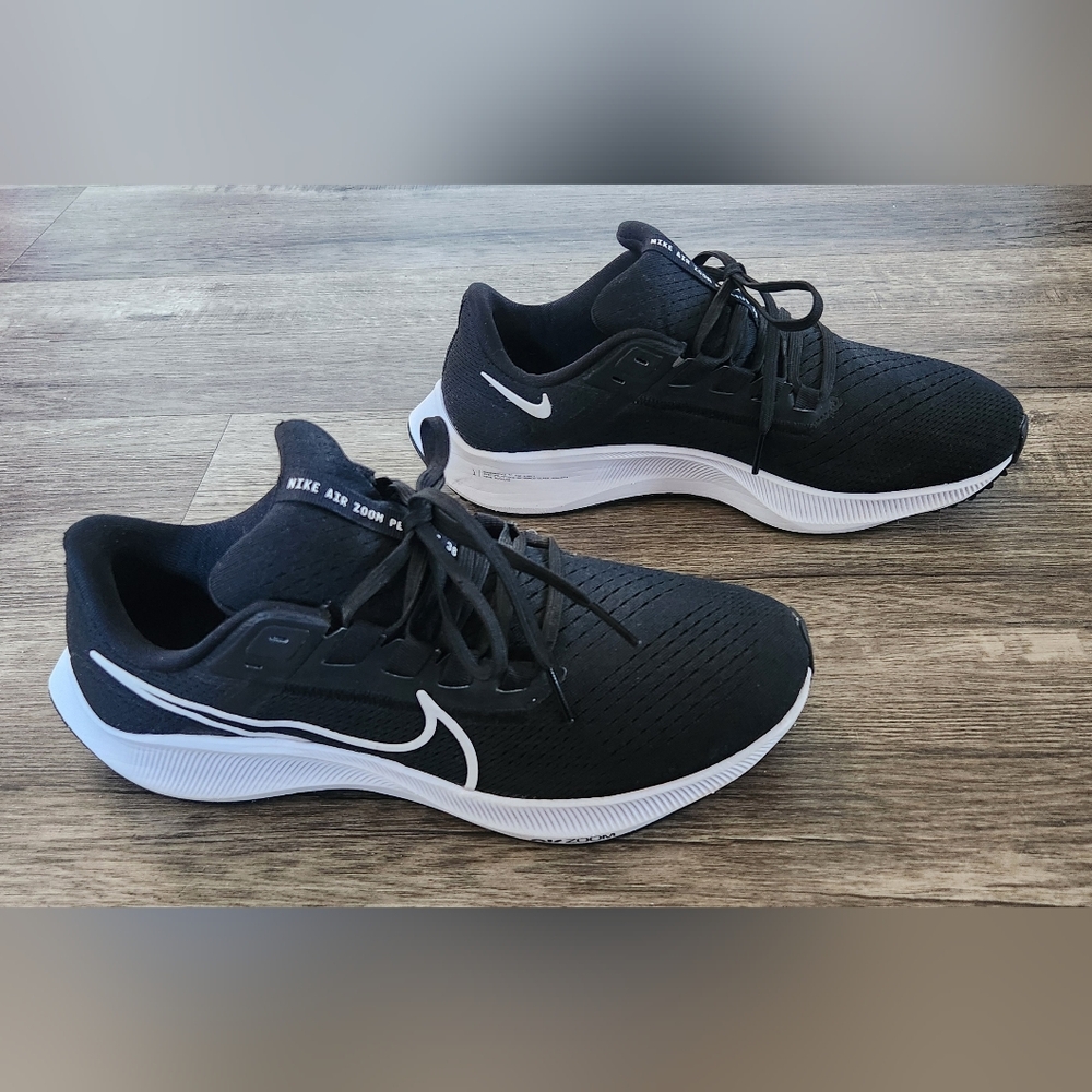 **EXCELLENT** Nike Air Zoom Pegasus 38 Sz 9.5 Black White Flyknit $120 Retail - Picture 2 of 9